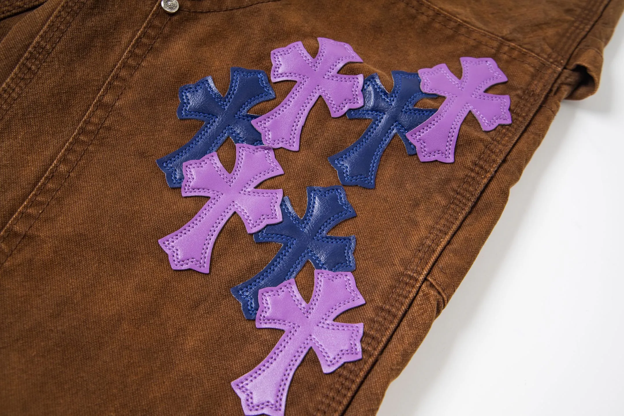 P310 💰 (Top version) Chrome Hearts brown logging purple multi-leather jeans. Multi-leather standard workwear jeans and ch jeans need to be washed and then disassembled and hand-stitched with sheepskin cross leather and then spliced together. The whole process is too complicated to describe. About Chrome Hearts This is an extremely luxurious fashion brand that can also be called the aristocrat of the high street. It has always been an exclusive brand for some hipsters or the rich second generation. Compared with ordinary high streets, it is more luxurious and noble. Compared with luxury brands, it has a more fashionable personality. It has always been a brand that I have a special liking for. Color: Brown Size: 28-30-32-34-36 (corresponding to S-M-L-XL-XXL)